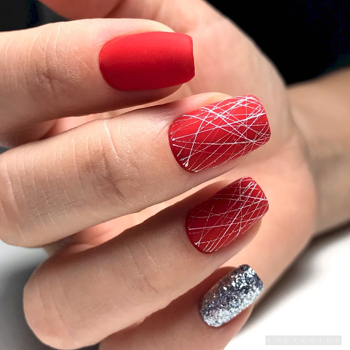 Маникюр с паутинкой