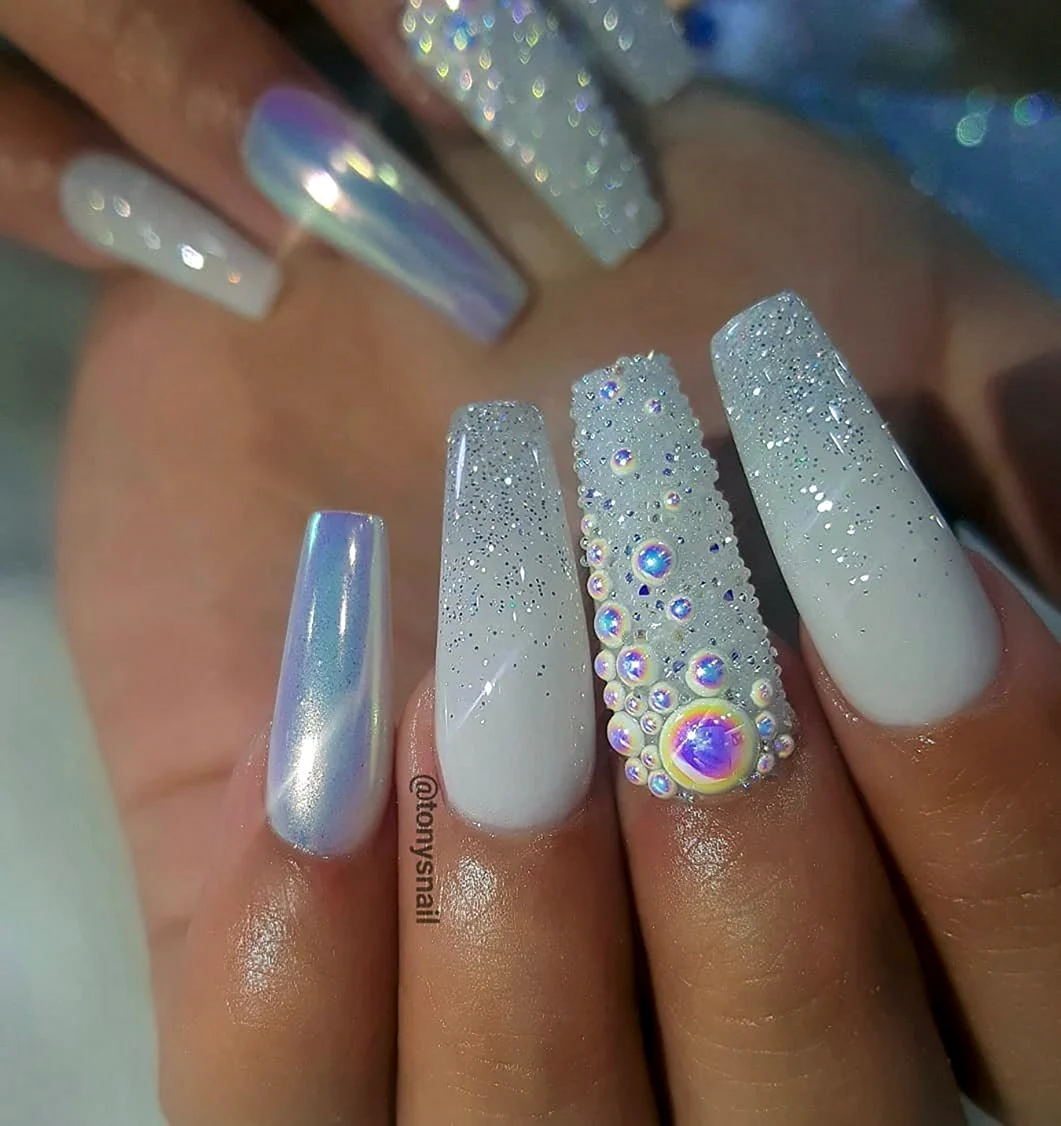 Ногти белые с блестками