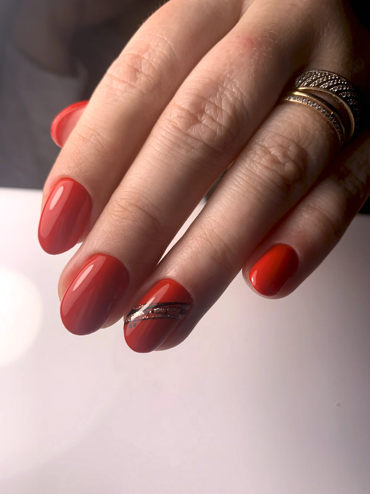 Красный маникюр на короткие овальные ногти