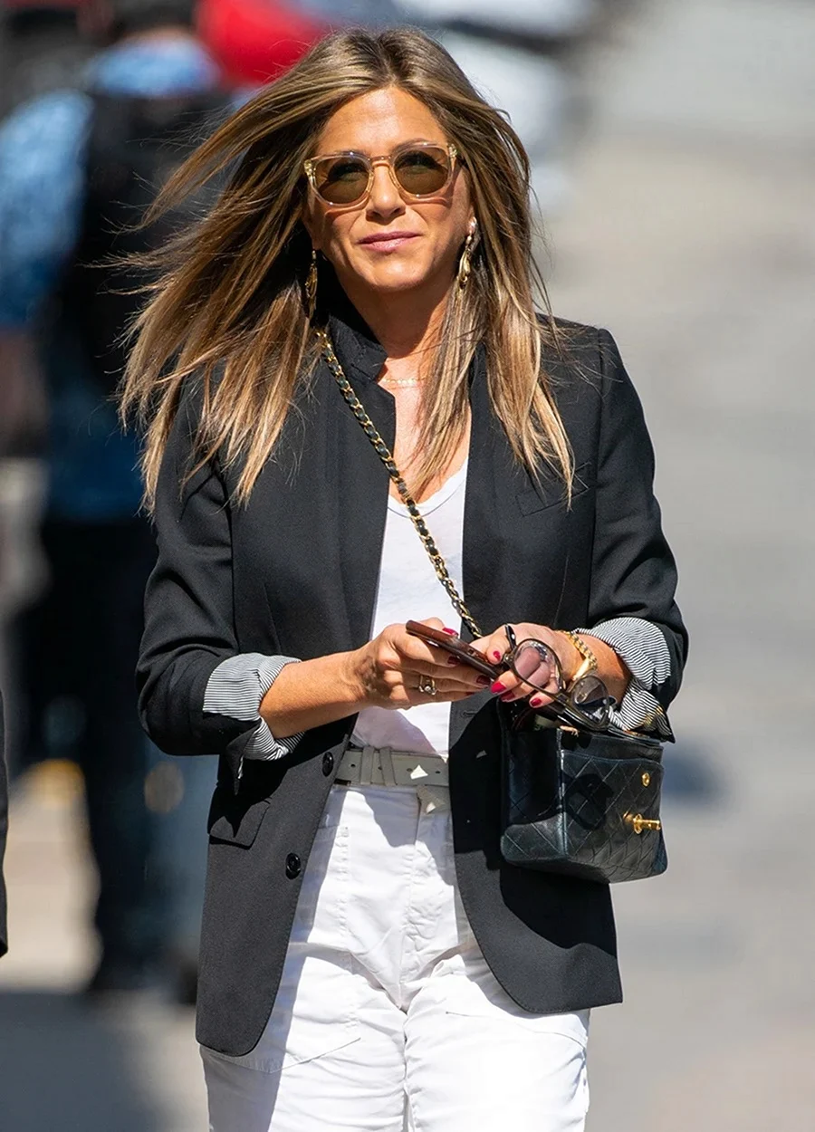 Дженнифер Энистон стиль одежды 2022