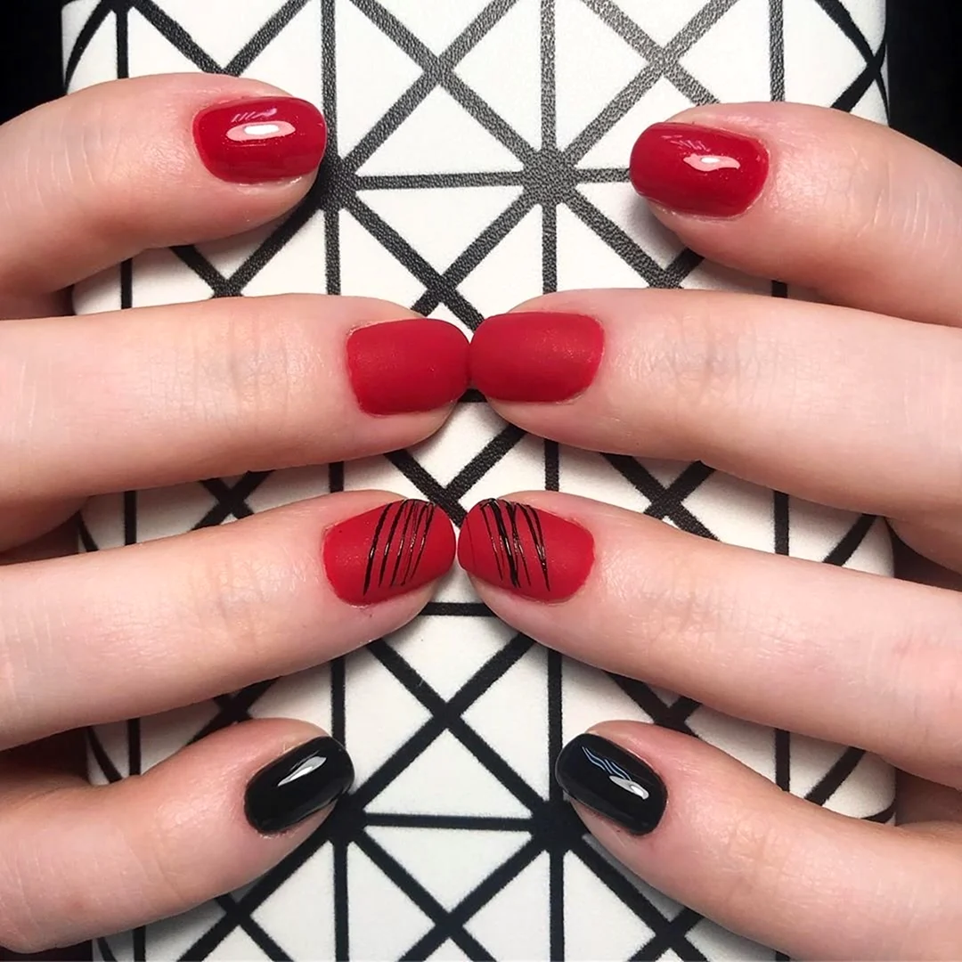 Красный маникюр с паутинкой