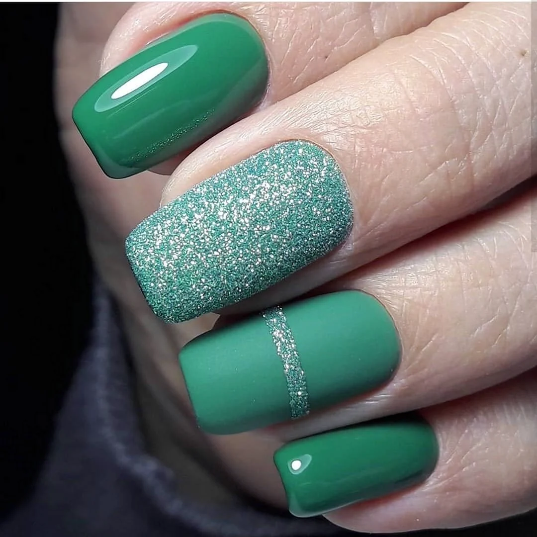 Бирюзовый малахитовый изумрудный маникюр