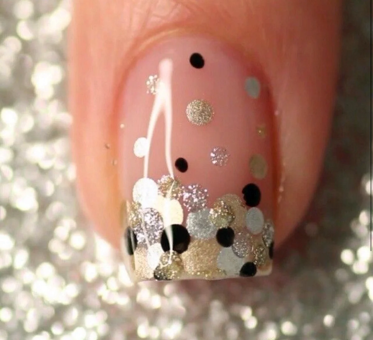 Прозрачный новогодний маникюр