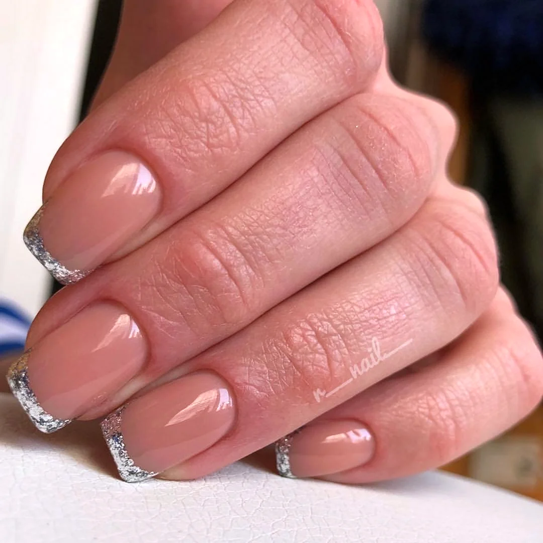 Серебристый френч на ногтях