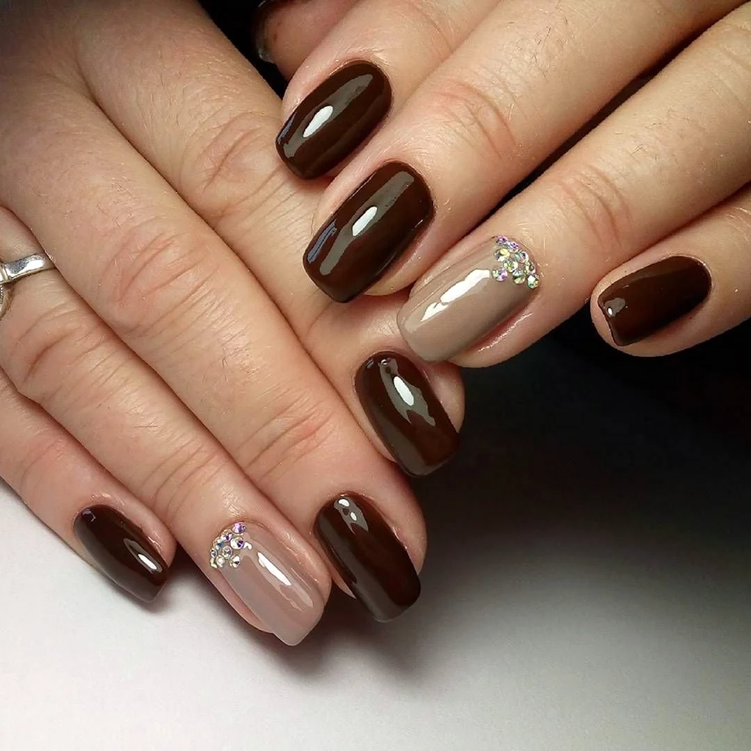 Коричневый маникюр