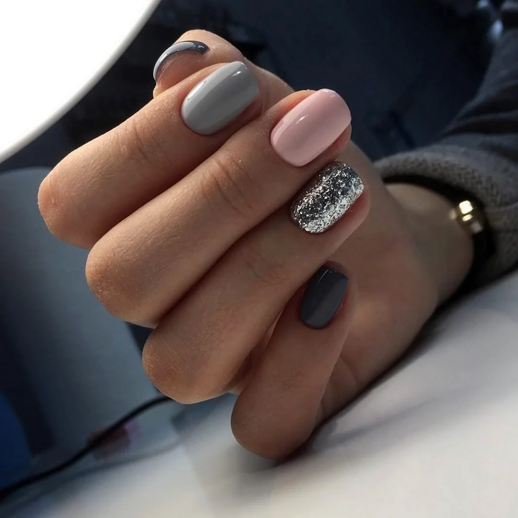 Серо-розовый маникюр