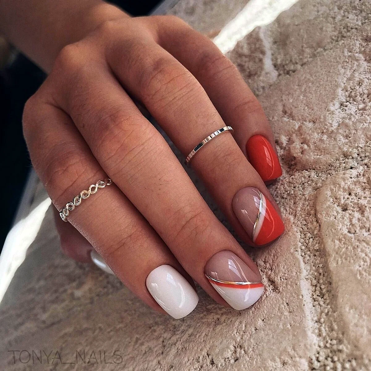 Красный с белым маникюр 2020 на короткие ногти