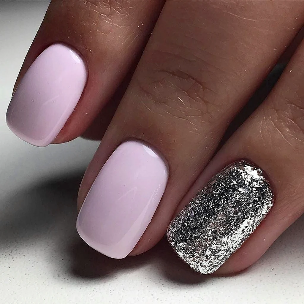 Маникюр розовый с серебром
