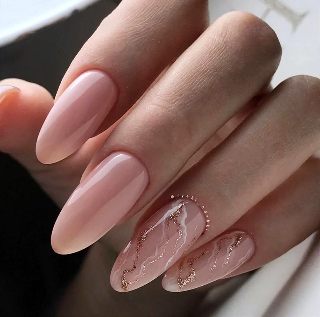 Маникюр нюд миндаль