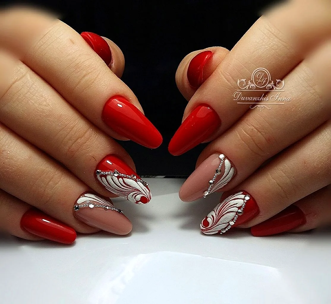 Красный маникюр с золотыми вензелями