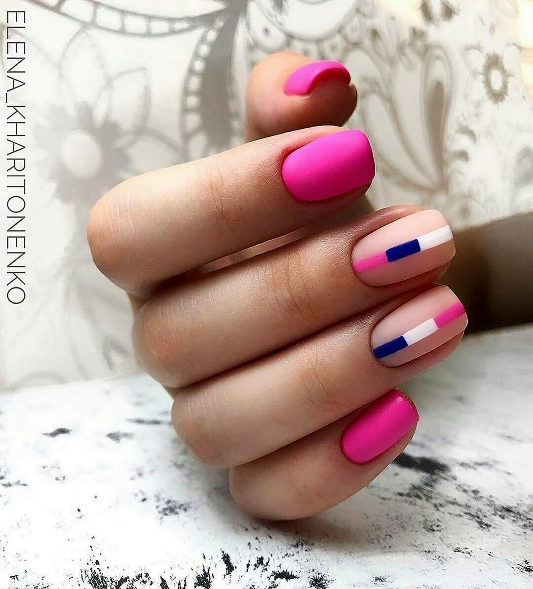 Яркие матовые ногти