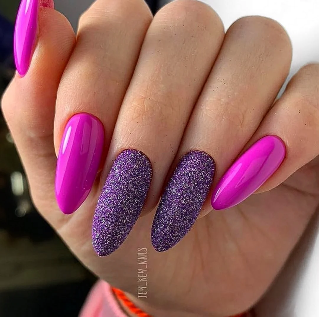 Маникюр фуксия миндаль