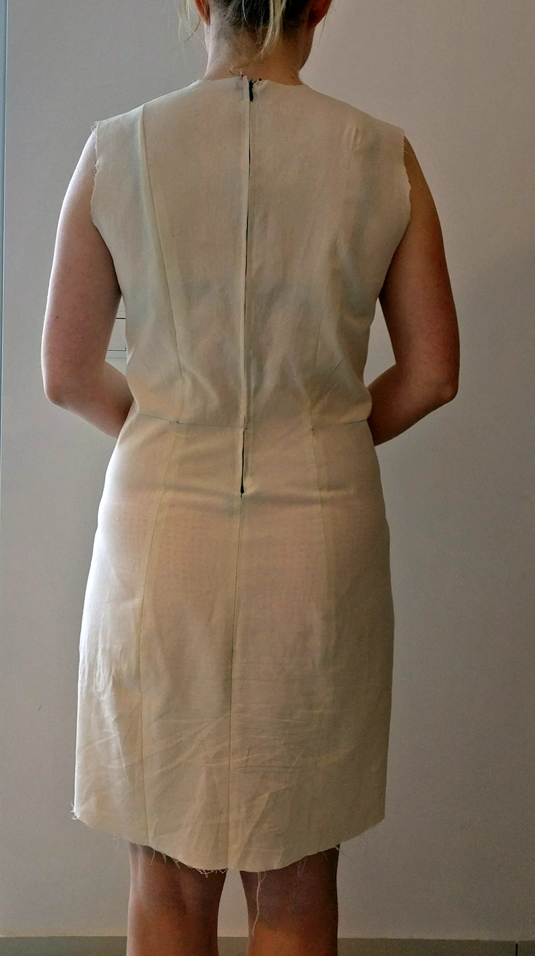 Платье со складкой на спине