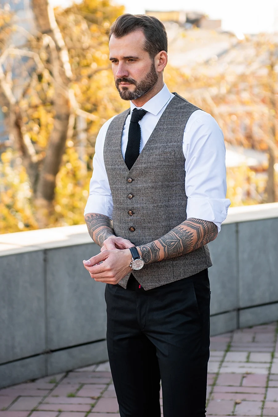 Коричневый вязаный жилет мужской