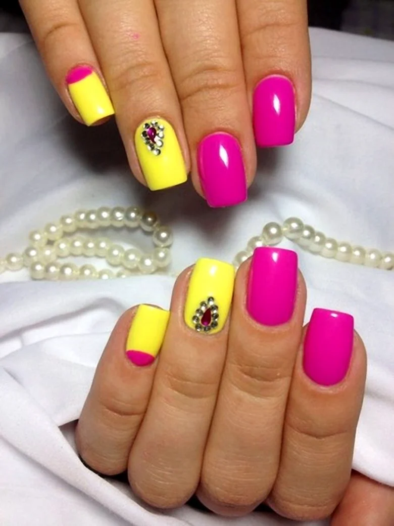 Маникюр жёлтый с розовым