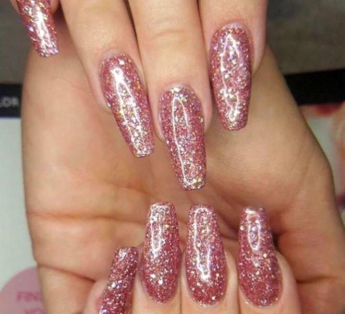 Маникюр на длинные ногти с блестками