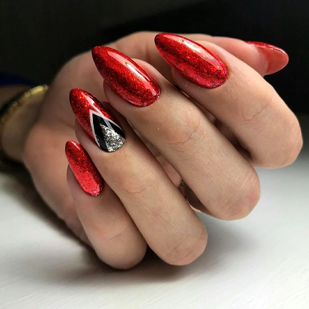 Красный маникюр с блестками миндаль