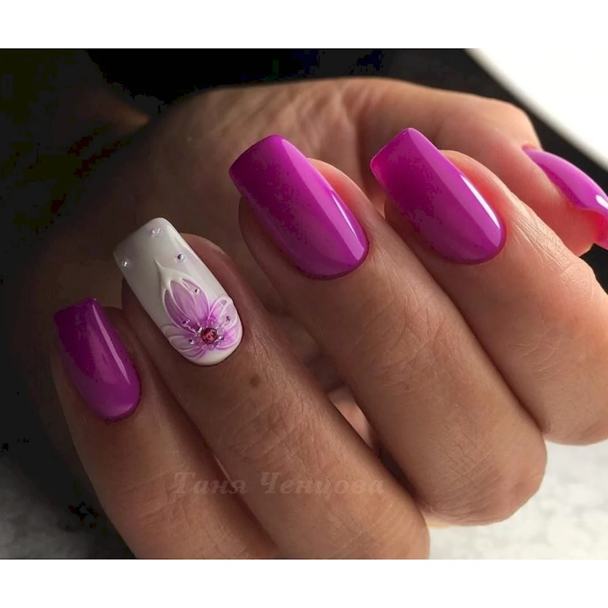 Малиновый маникюр