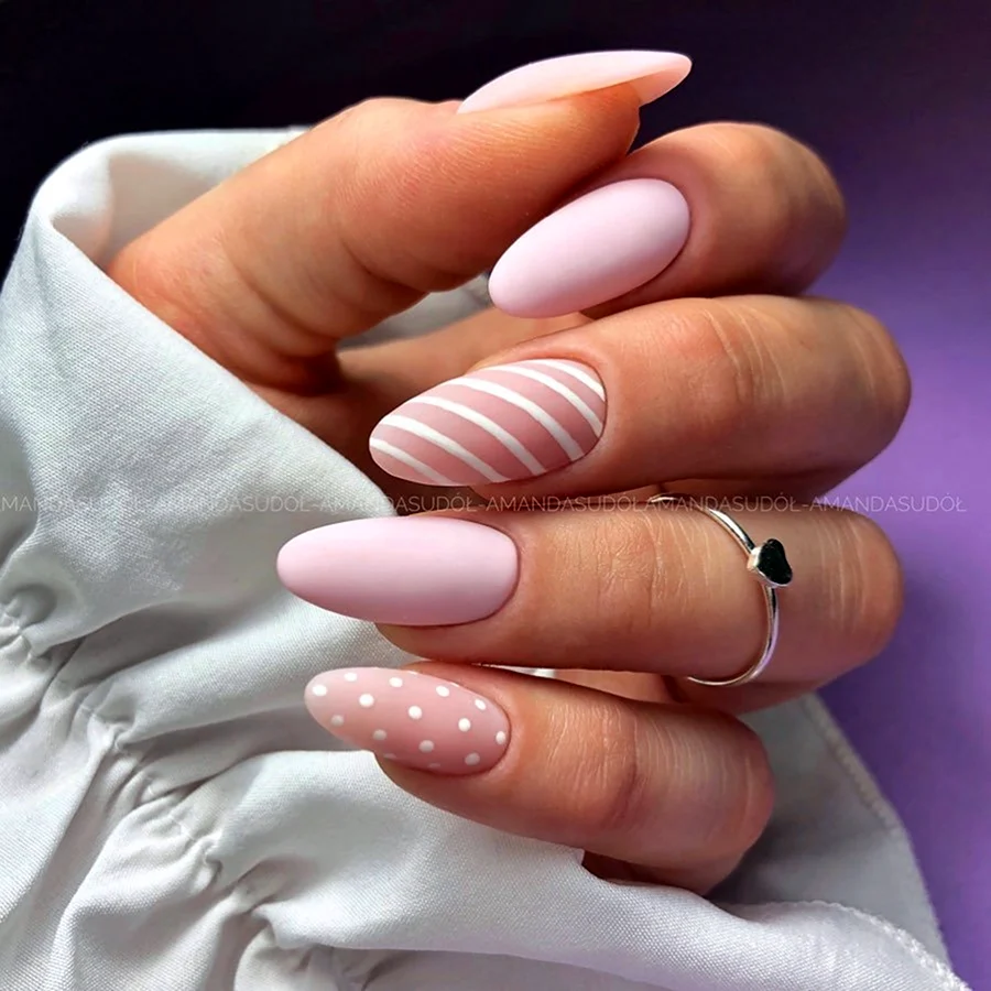 Нежный маникюр на миндалевидные ногти