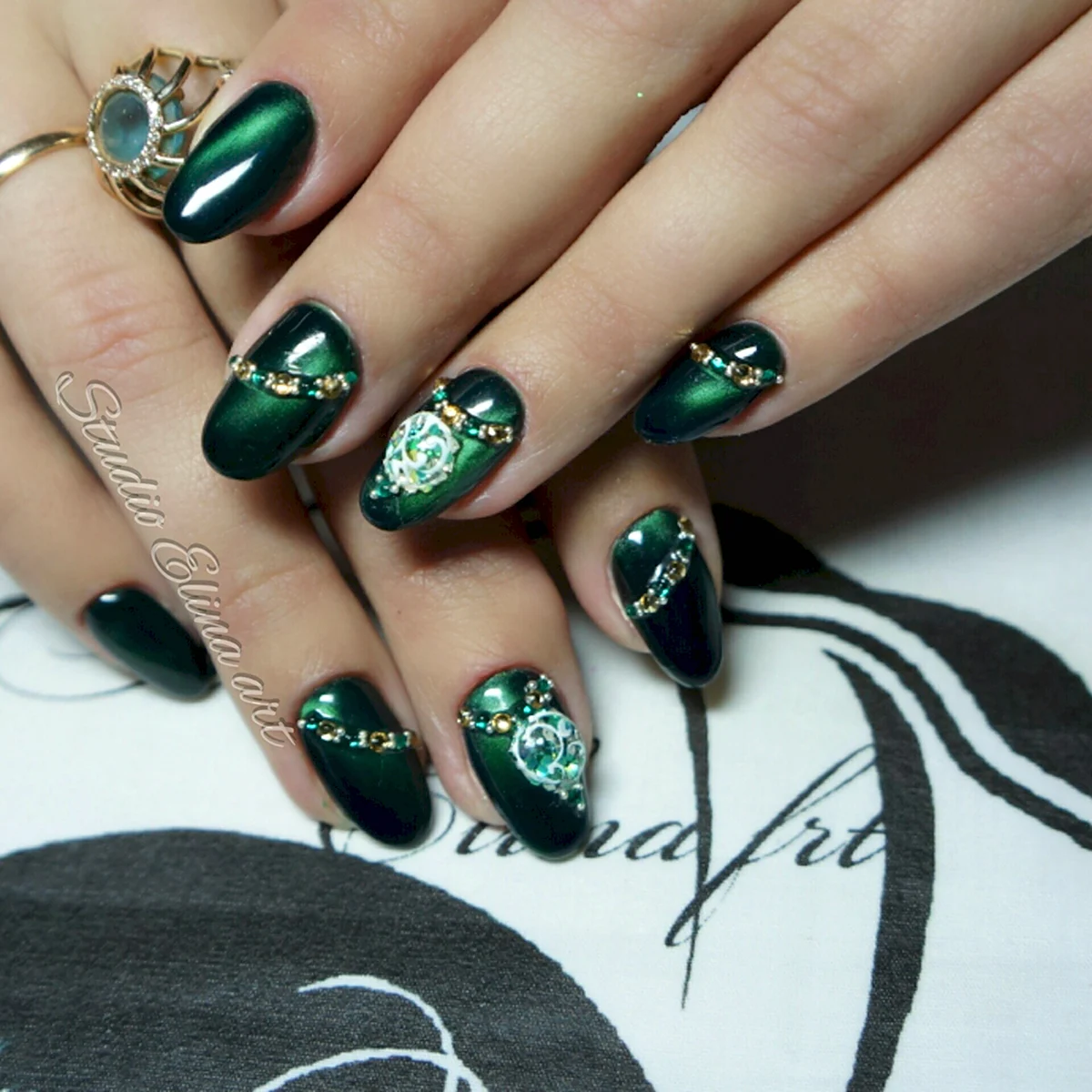 Маникюр зеленого цвета со стразами