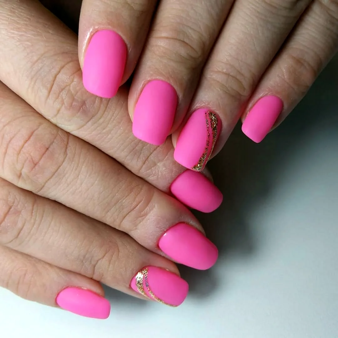 Розовые матовые ногти