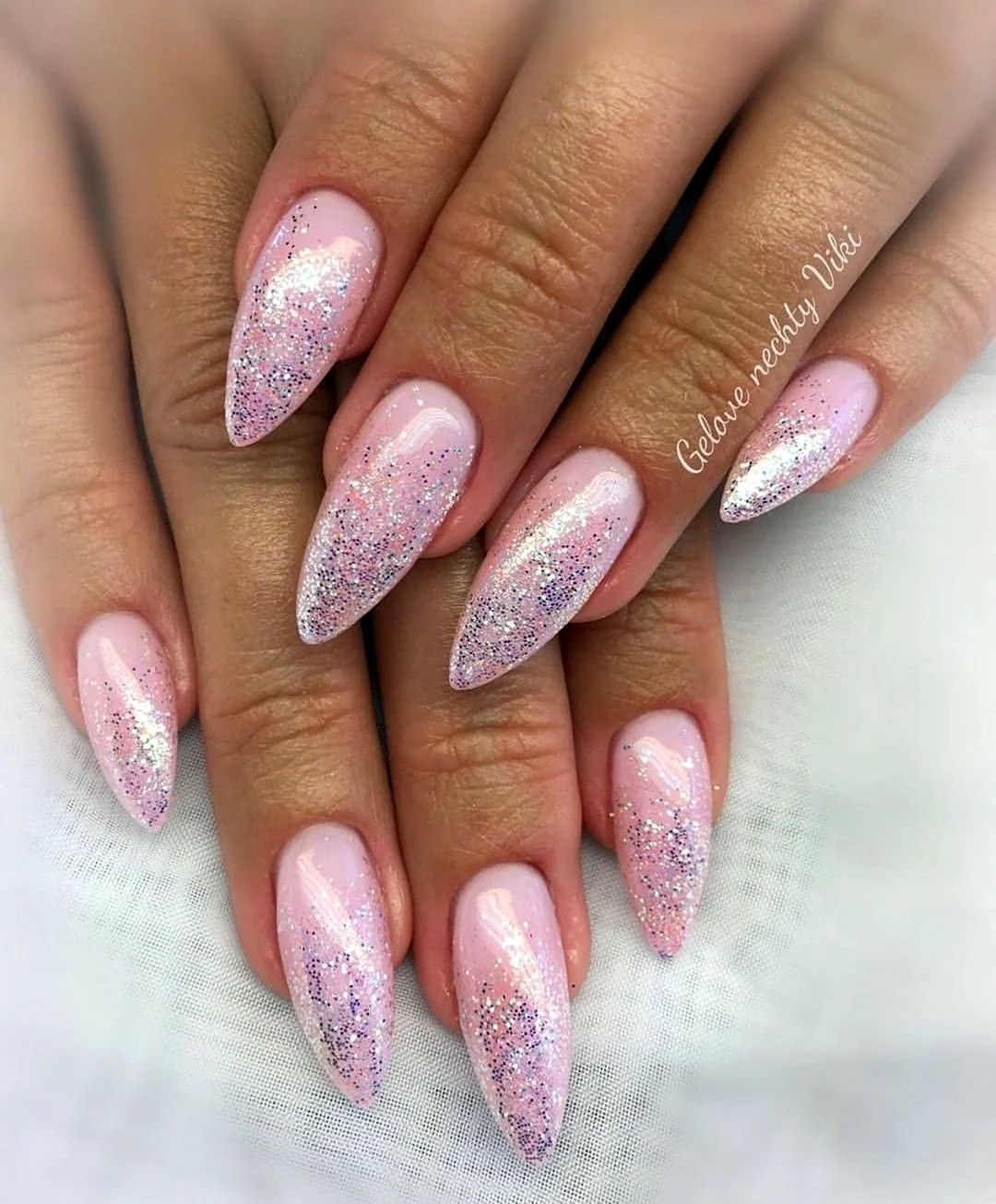 Овальные ногти с блестками