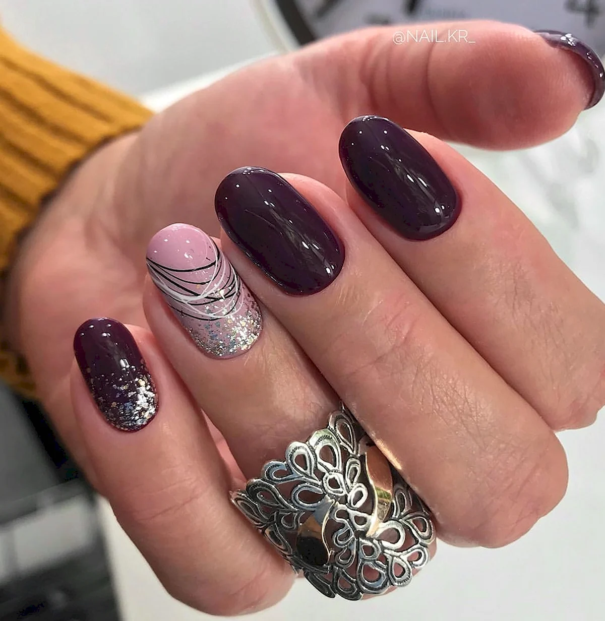 Бордовый маникюр с паутинкой