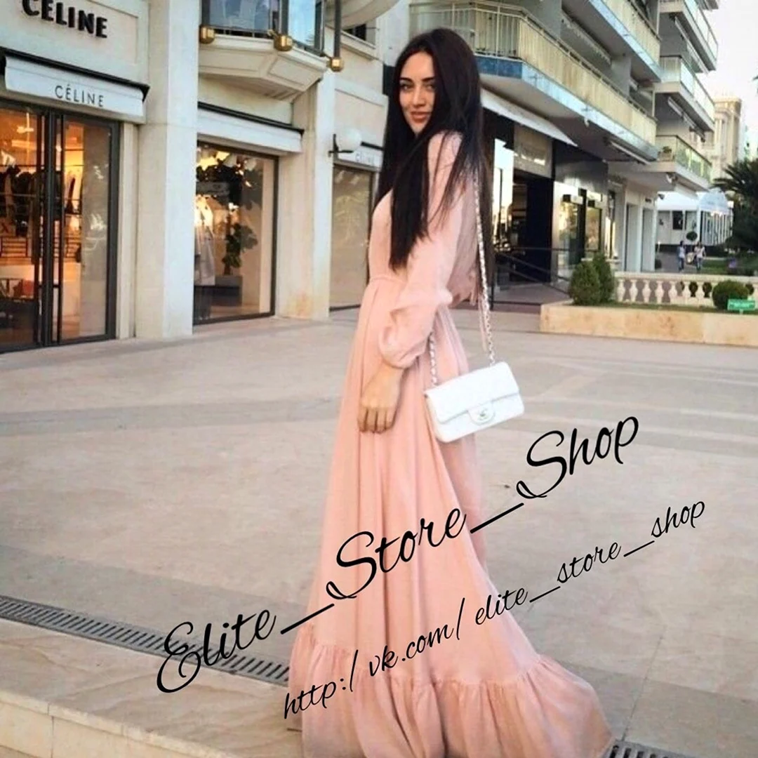 Кавказские девушки в длинных платьях