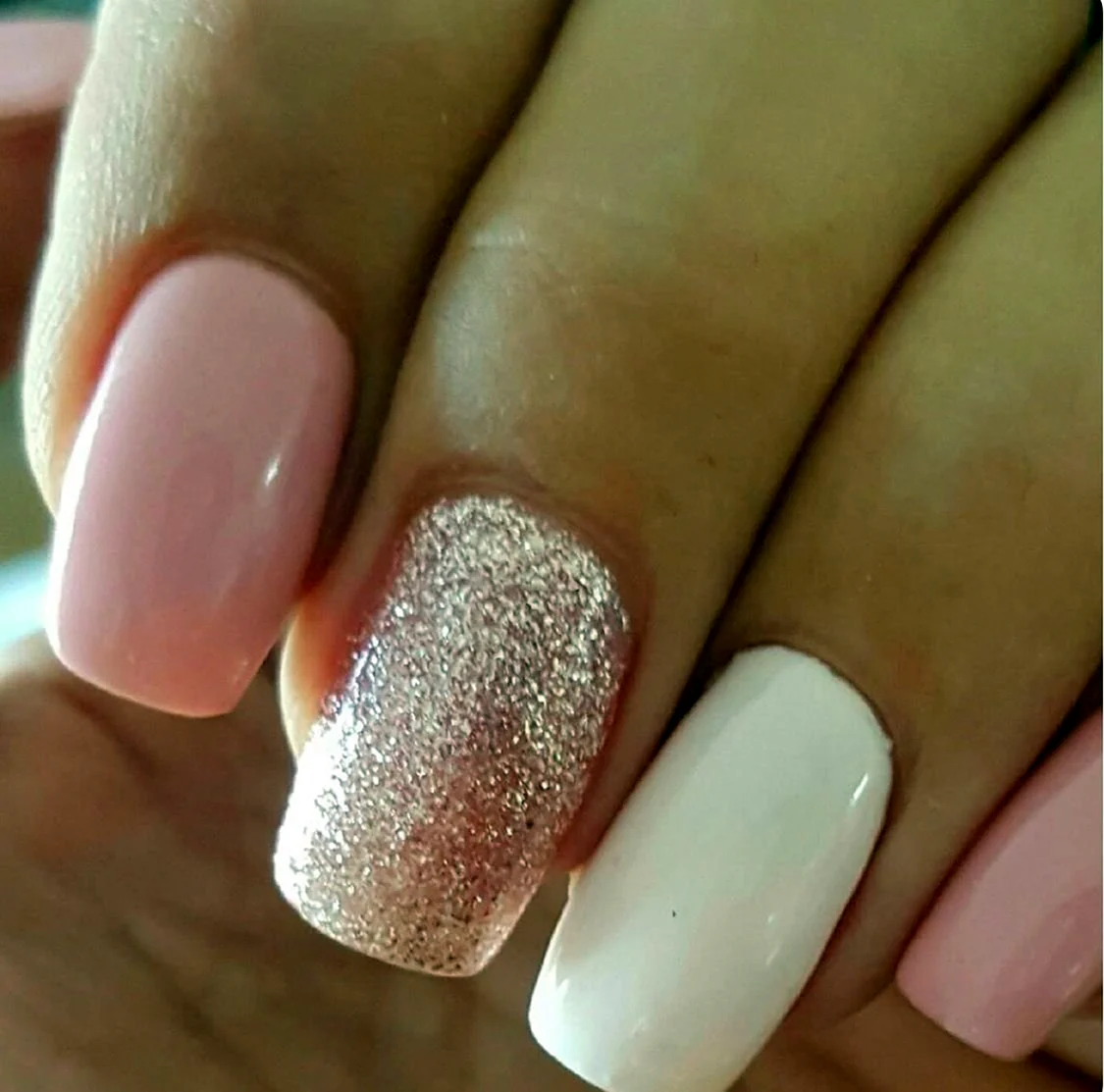 Молочный маникюр с блестками
