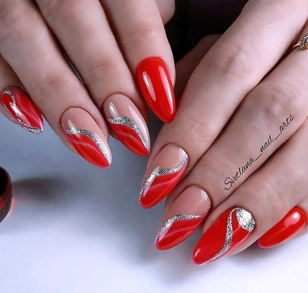 Красный маникюр 2022 миндаль