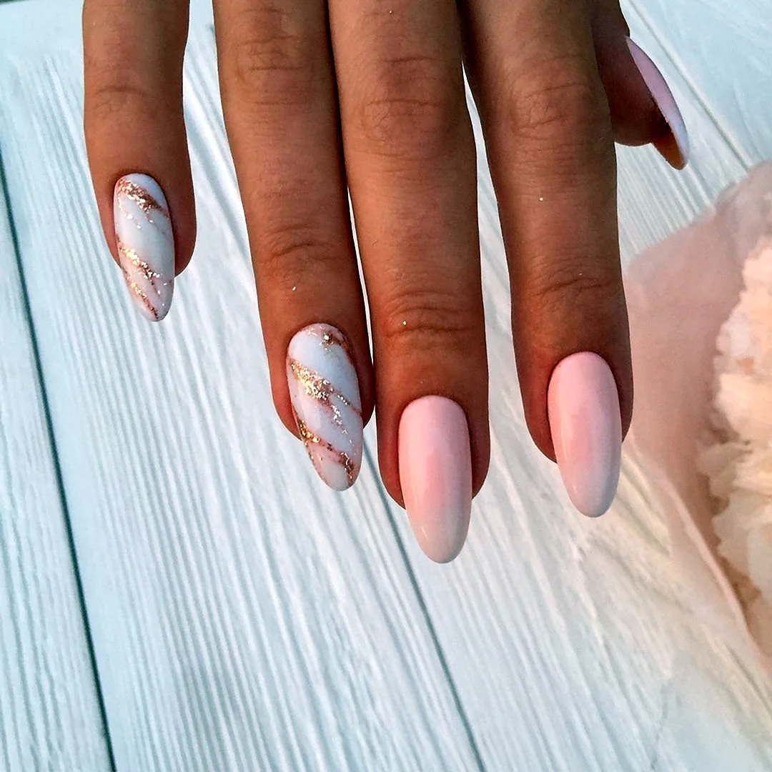 Нюдовый мраморный маникюр 2020