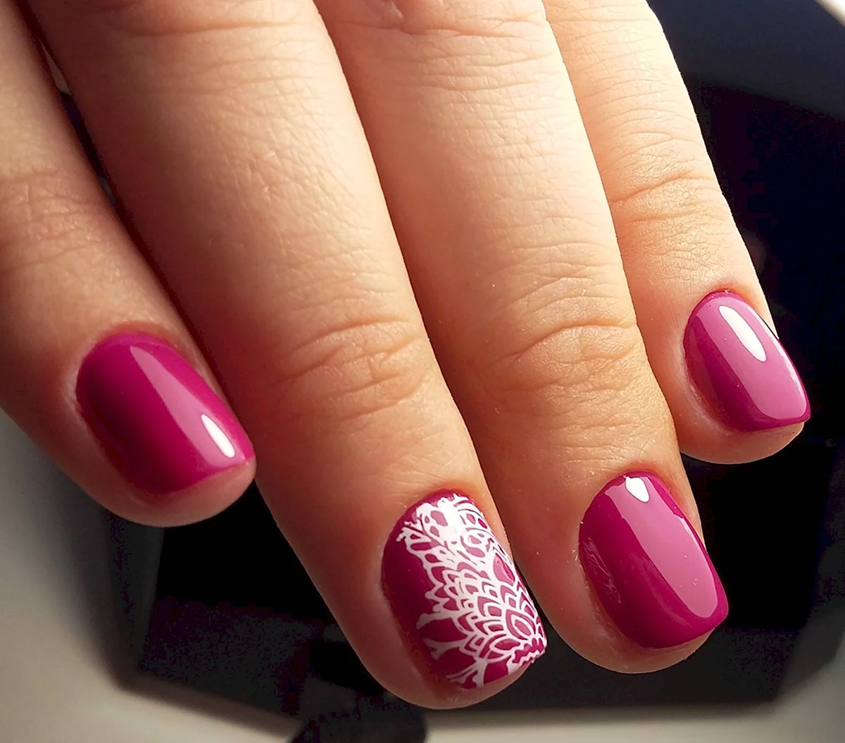 Ртемнорозовый маникюр