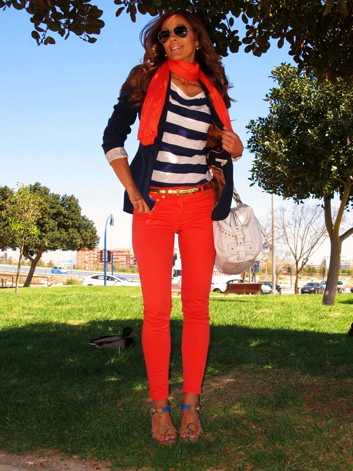 Чёрная курткв и оранжевые джинсы