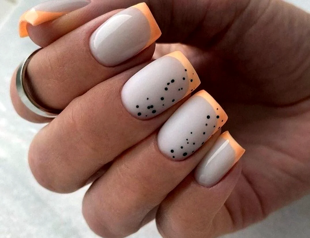 Молочный маникюр