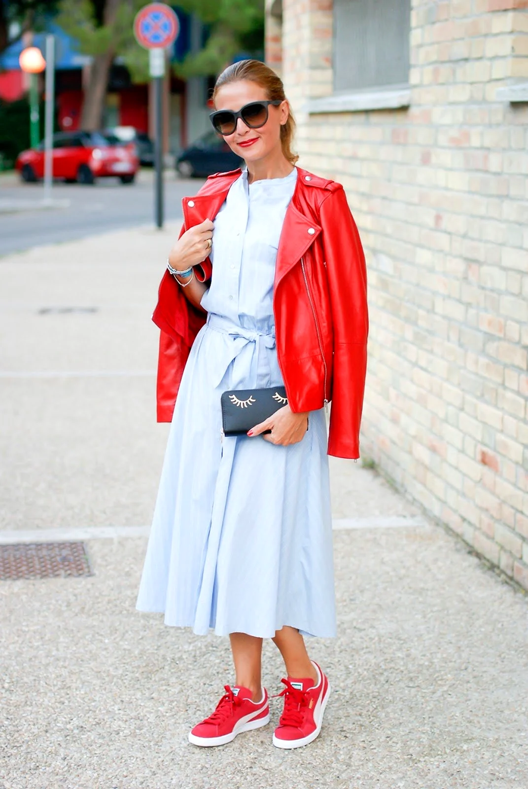 Образ с красными кроссовками