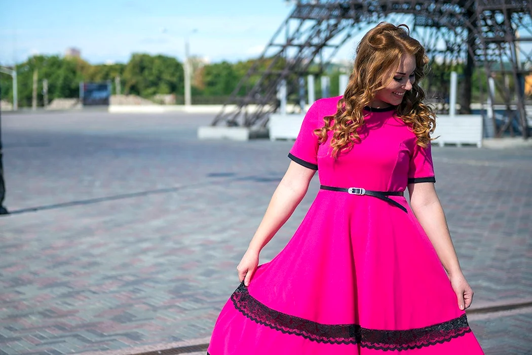 Платье малинового цвета