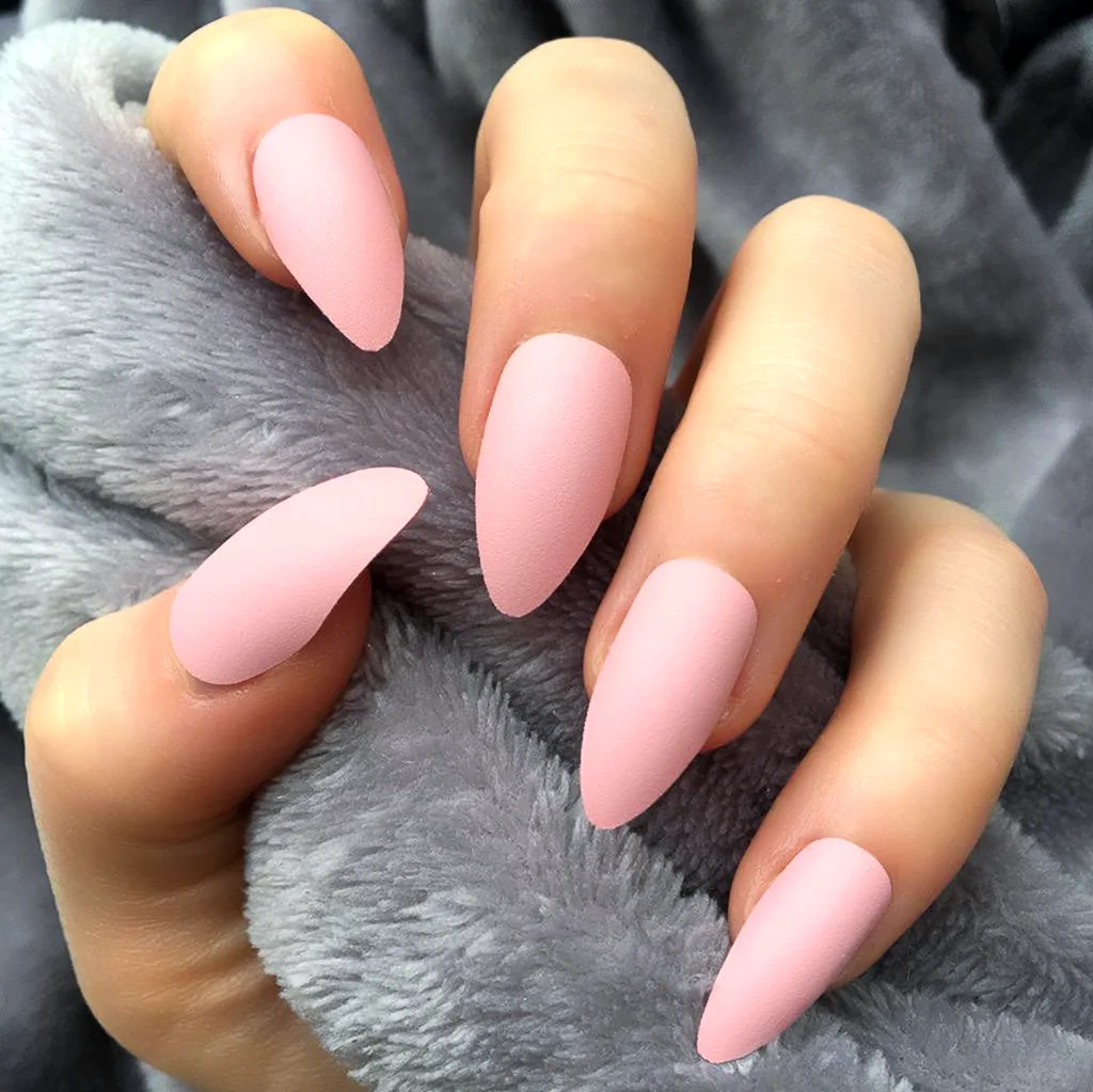 Розовый матовый маникюр миндаль