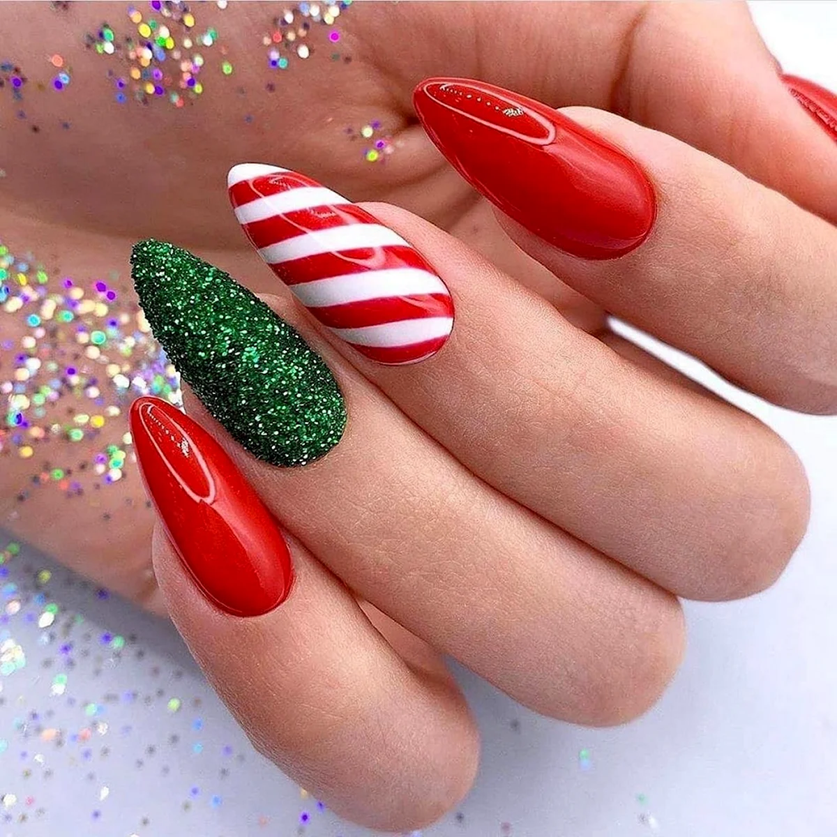 Яркий новогодний маникюр