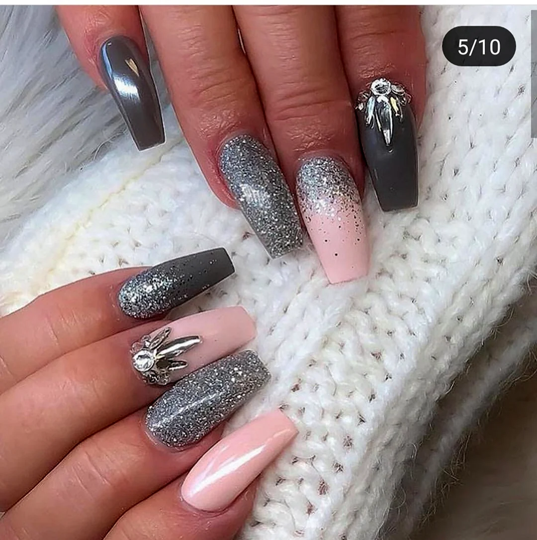 Маникюр под серебристое платье