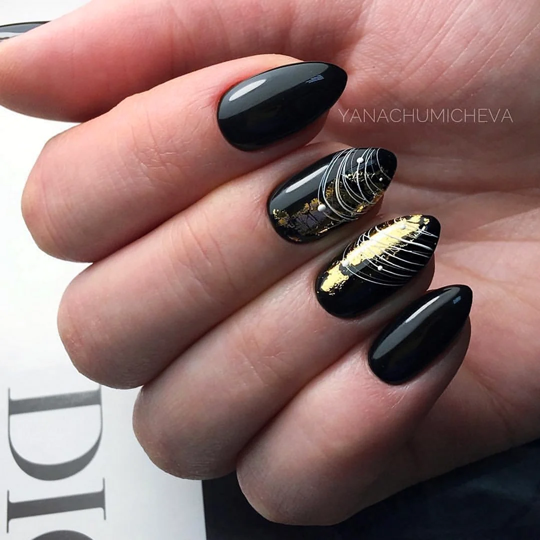 Маникюр чёрный с золотом паутинка
