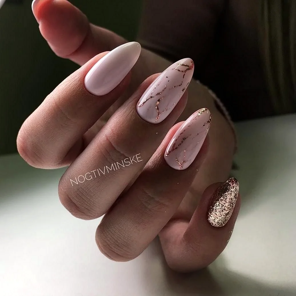 Нюдовый маникюр с мрамором на миндаль