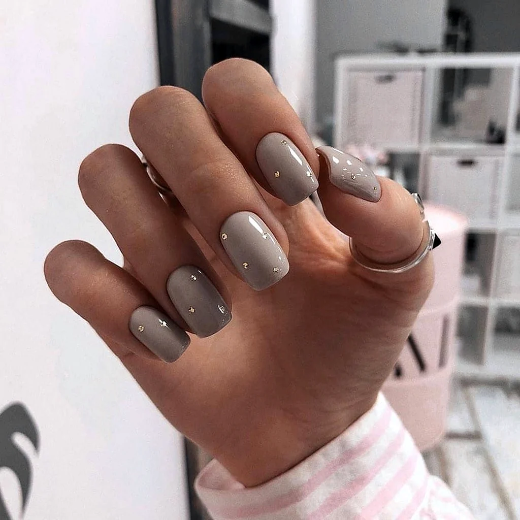 Серо бежевый маникюр