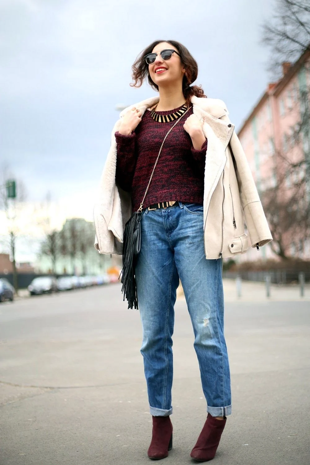 Джинсы бойфренды с ботильонами