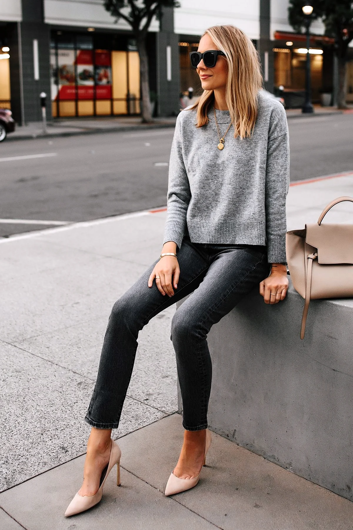 Образ с серыми джинсами