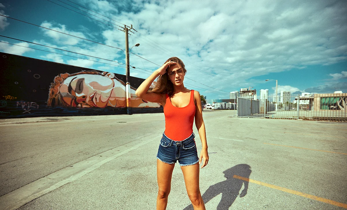 Девушка в шортиках и майке