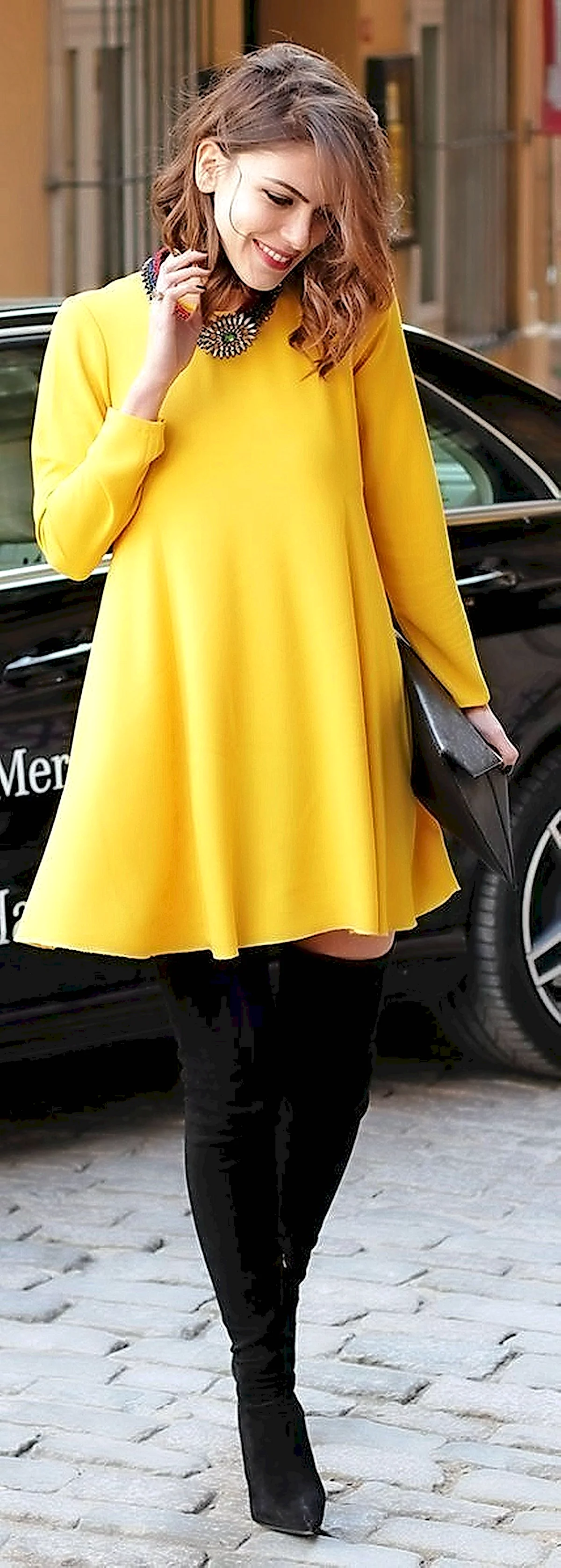 Желтое платье с черными колготками