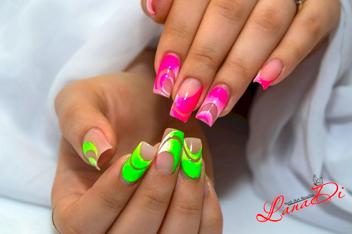 Яркий френч на ногтях