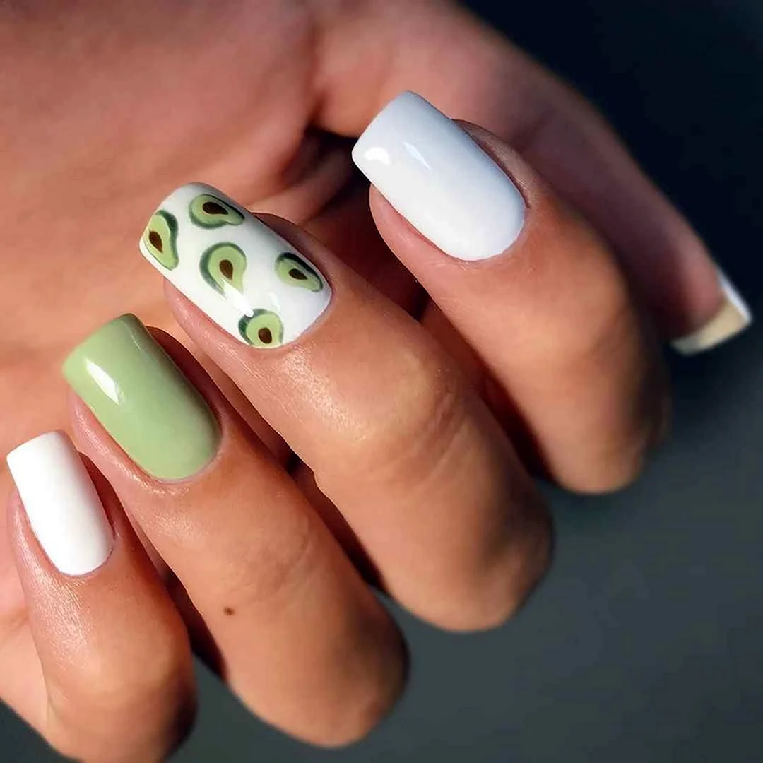 Фисташковый маникюр