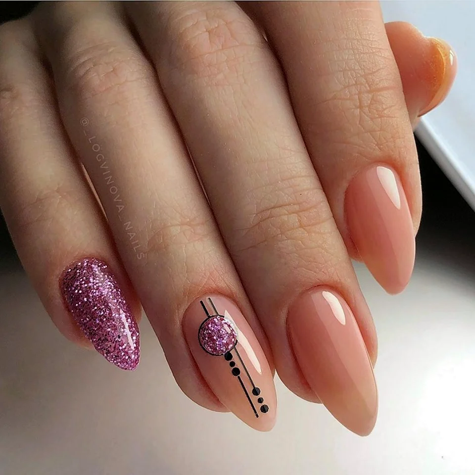 Ногти розовые с блестками