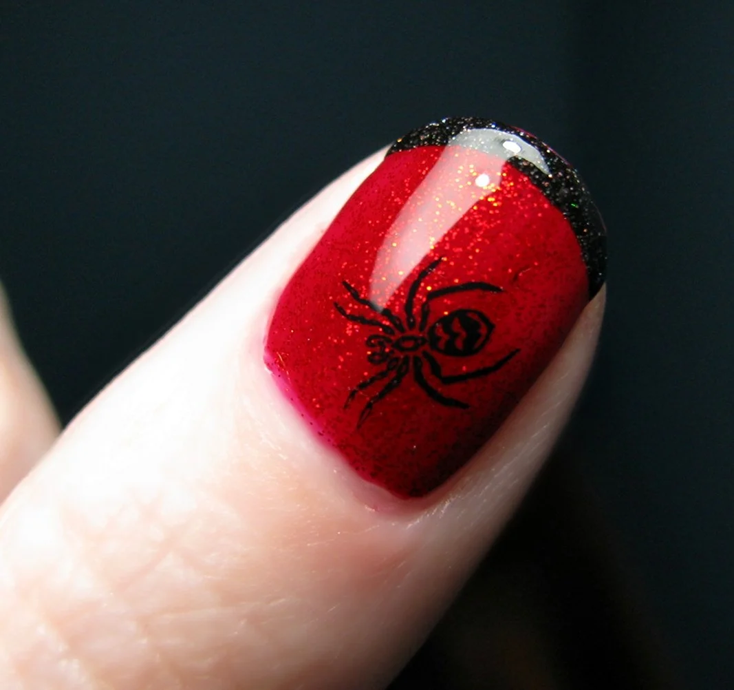 Красный маникюр с паучком